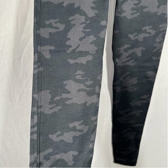 NWT $68 Spanx [ XS Medium ] Look At Me Now Seamless Leggings Black‎ Camo - Picture 8 of 13